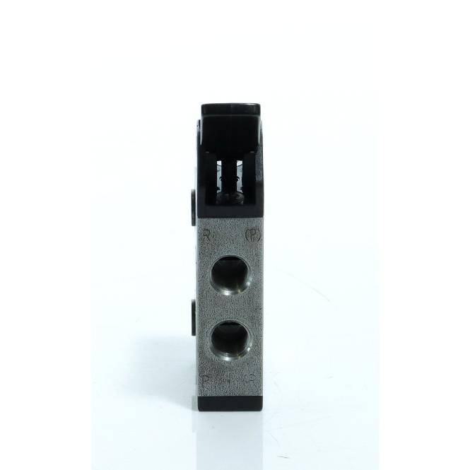 Vorderansicht eines kleinen schwarzsilbernen Metall-Elektrosteckerblocks mit zwei kreisförmigen Öffnungen, isoliert auf weißem Hintergrund.