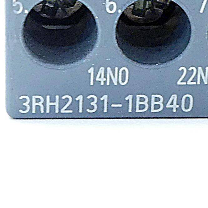 Nahaufnahme einer grauen elektrischen Relais-Klemmleiste mit der Bezeichnung '3RH2131-1BB40' mit Klemmmarkierungen 14NO und 22N.