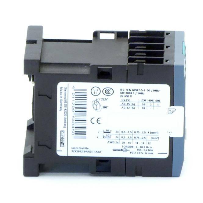 Nahaufnahme eines schwarzen elektrischen Leistungsschalters oder Schützes mit einem weißen technischen Spezifikationsetikett und Verdrahtungswertungen.