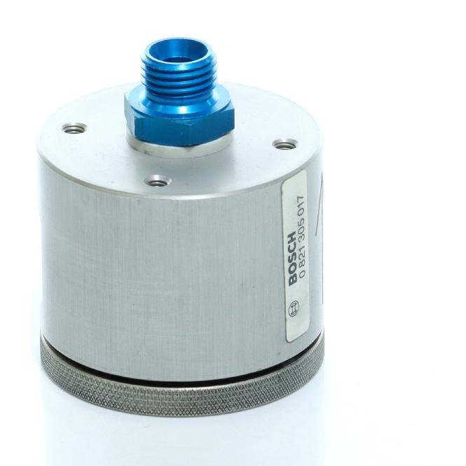 Nahaufnahme eines zylindrischen Metall-Bosch-Sensors oder einer Komponente mit einem blauen Gewindeverbinder oben, dargestellt vor einem weißen Hintergrund.