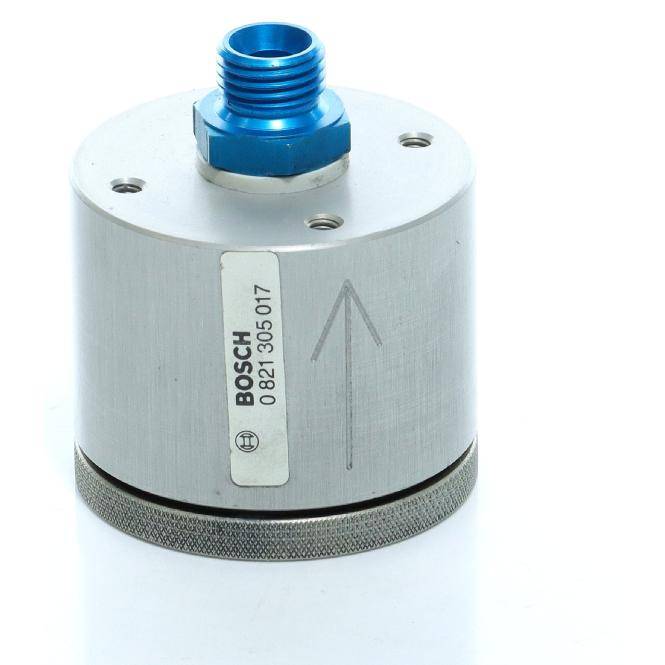 Silberner zylindrischer Metallkomponent von Bosch mit blauem Gewindeverbinder oben und einer Pfeilbeschriftung zur Kennzeichnung der Ausrichtung.