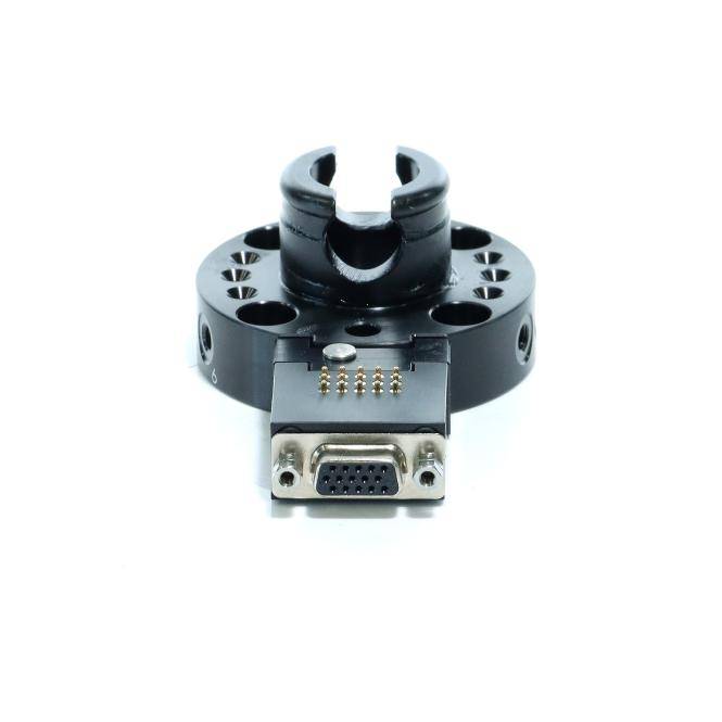 Schwarzer zylindrischer elektronischer Stecker mit Klemmöffnung, Montagelöchern und einer vorderen VGA-ähnlichen Buchse auf weißem Hintergrund.