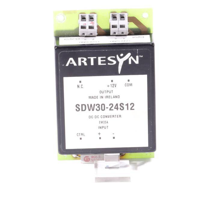 ARTESYN SDW30-24S12 DC-DC-Umwandlermodul mit Anschlussblöcken und beschrifteten Ein-/Ausgabeverbindungen auf einer Leiterplatte.
