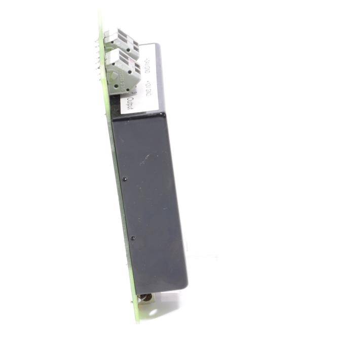 Nahaufnahme eines schmalen elektronischen Moduls mit dunklerem rechteckigem Gehäuse und kleinen silbernen Steckerverbindungen an der Oberseite.