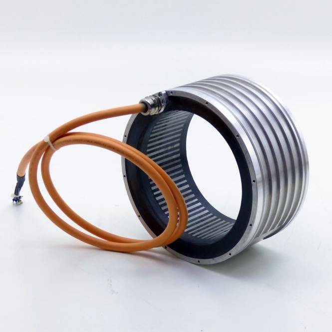 Aufgerolltes orangefarbenes Kabel, das an einer gerippten metallischen zylindrischen Komponente auf weißem Hintergrund angebracht ist.