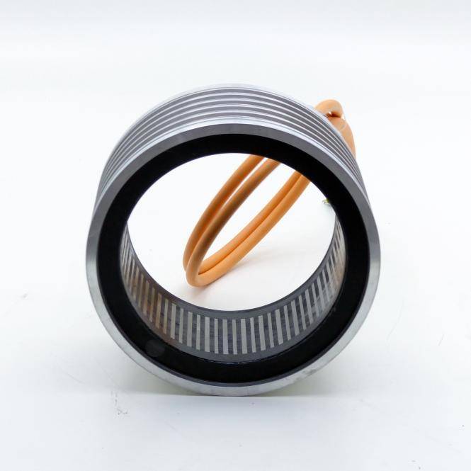 Nahaufnahme eines metallischen zylindrischen Rings oder Lagers mit einem schwarzen inneren Rand und einem orange Kabel, das durch die Mitte geschlungen ist, auf weißem Hintergrund.