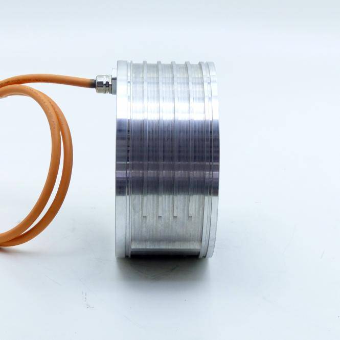 Ein zylindrischer Metall-Industriesensor oder eine Komponente mit einem angeschlossenen orangefarbenen Kabel, dargestellt vor einem einfachen weißen Hintergrund.