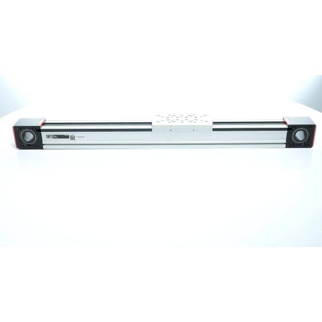 Ein schlanker silberner Soundbar mit schwarzen Endkappen und kreisförmigen Lautsprechern, frontal gegen einen weißen Hintergrund gezeigt.