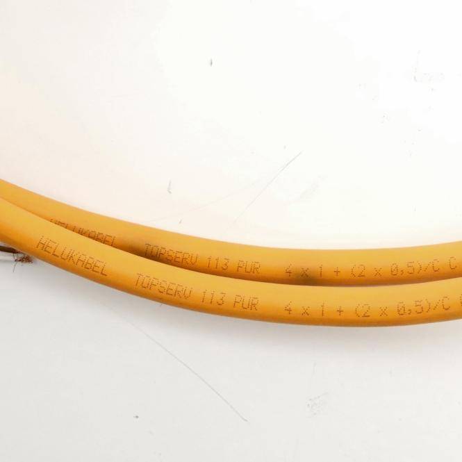 Zwei orange isolierte Kabel mit gedruckter Kennzeichnung auf weißem Hintergrund.