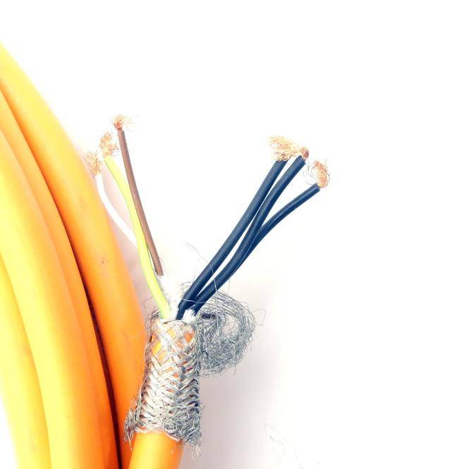 Nahaufnahme eines durchtennten orangefarbenen Kabels, das freigelegte interne Drähte und geflochtene Abschirmung gegen einen weißen Hintergrund zeigt.