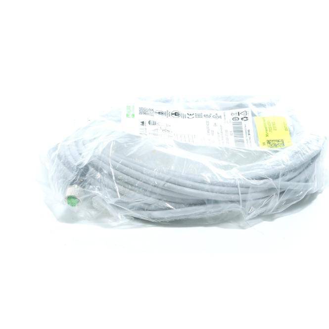 Ein aufgerolltes graues Kabel, das in klares Kunststoff verpackt ist und Produktetiketten angebracht hat, isoliert auf weißem Hintergrund.