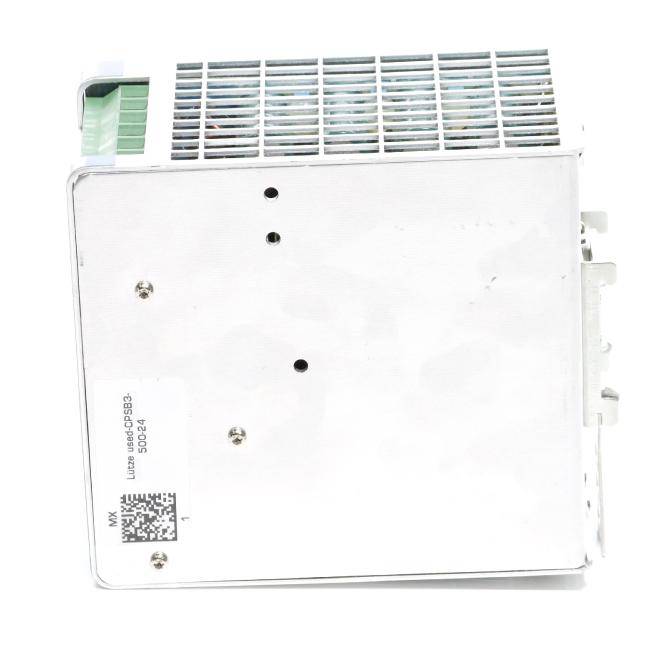 Weißes elektronisches Steuermodul mit belüftetem Gitter, Seitensteckern und Etikett auf einfachem Hintergrund.