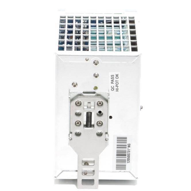 Weiches Industrieelektronikmodul mit Metallmontagebügel und Lüftungsöffnungen, beschriftet mit „QC PASS H-POT OK