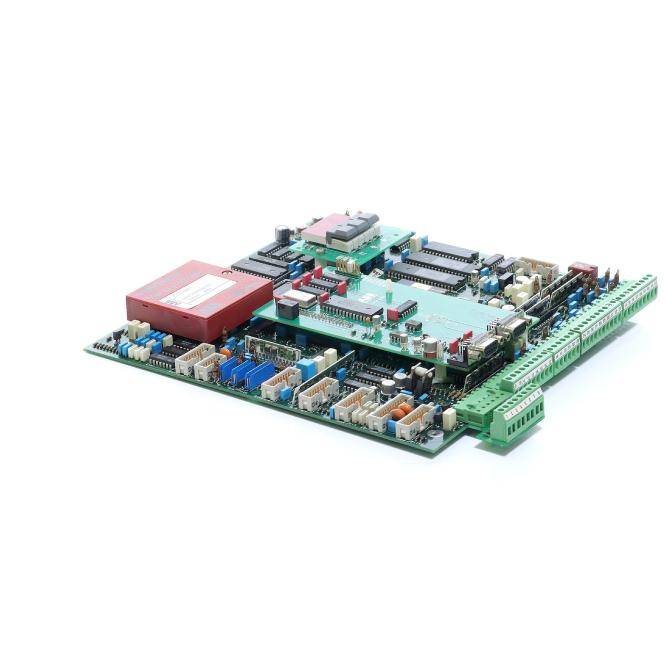 Gestapelte elektronische Leiterplatten mit Steckverbindern und einem roten Modul auf weißem Hintergrund, dargestellt als mehrstufige Hardware-Baugruppe.