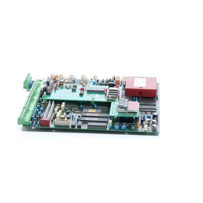 Nahaufnahme einer elektronischen Leiterplatte mit Steckverbindern, Chips und Komponenten auf weißem Hintergrund.
