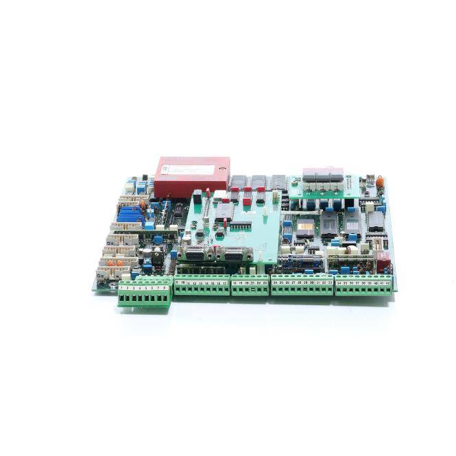 Elektronische Leiterplatte mit mehreren grünen Anschlussklemmern, Relais und Chips auf weißem Hintergrund.