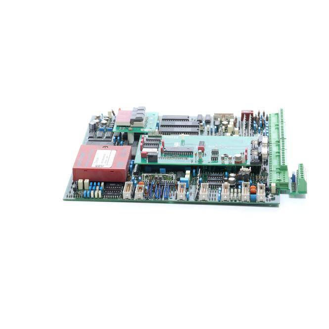 Elektronische Leiterplatte mit mehreren integrierten Schaltkreisen, Steckverbindern und Komponenten auf weißem Hintergrund.