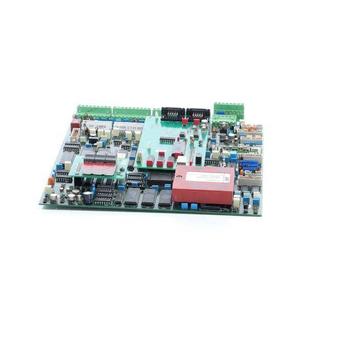 Eine Leiterplatte mit elektronischen Komponenten, Steckverbindern und einem roten Modul auf weißem Hintergrund.