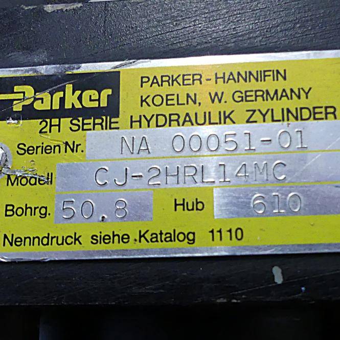 Typenschild auf einem Parker-Hannifin Hydraulikzylinder mit Seriennummer NA 00051-01, Modell CJ-2HRL14MC, Bohrung 50,8, Hub 610, hergestellt in Westdeutschland.