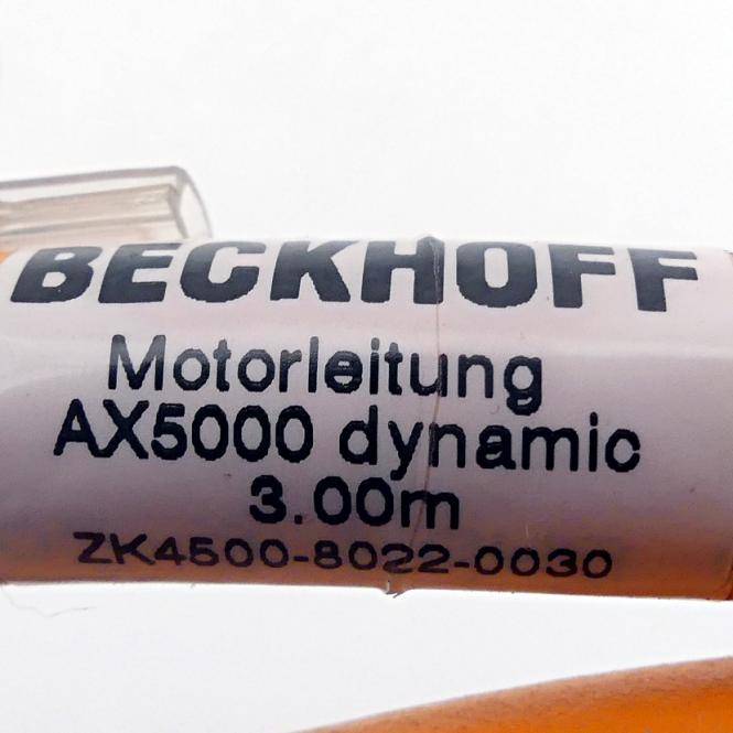 Nahaufnahme eines BECKHOFF-Motorkabels mit der Bezeichnung „Motorleitung AX5000 dynamic 3.00m ZK4500-8022-0030