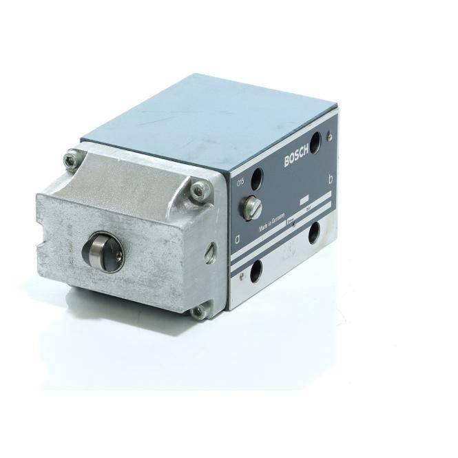 Bosch Industrielles Hydraulik-Ventilblock mit Metallgehäuse und Befestigungslöchern, dargestellt auf weißem Hintergrund.