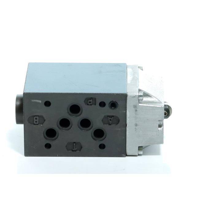 Hydraulikventilblock mit mehreren kreisförmigen Anschlüssen und Metallgehäuse, dargestellt auf weißem Hintergrund.