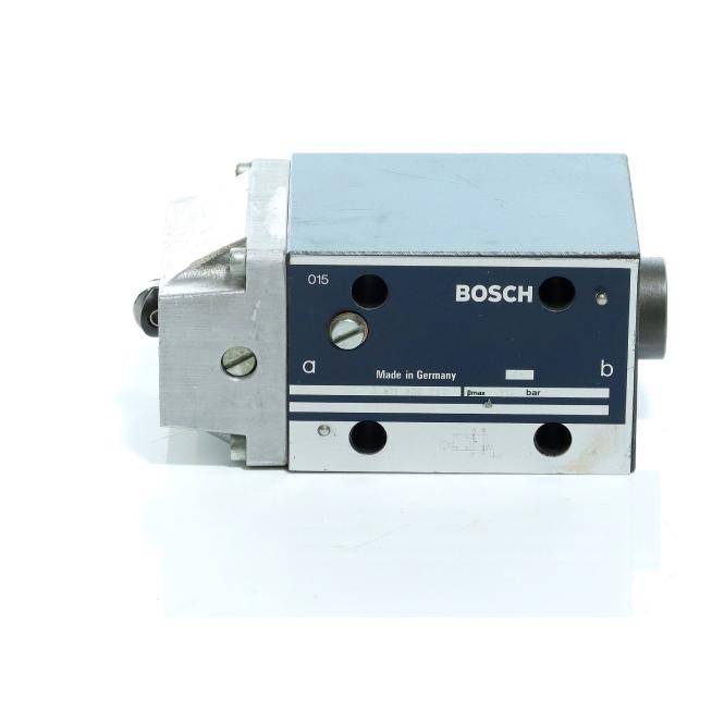 Bosch Industrialhydraulikventilblock mit gekennzeichneten Anschlüssen a und b, dargestellt vor weißem Hintergrund.