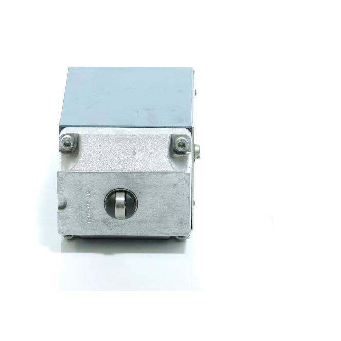 Nahaufnahme einer kleinen Metall-Elektrostellvorrichtung oder Ventilkomponente mit blauer Oberseite, abgebildet auf weißem Hintergrund.