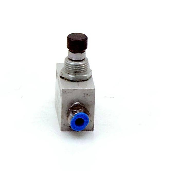 Kleiner Metall-Pneumatikventilblock mit schwarzem Druckknopf oben und blauem Schlauchverschraubung vorne, vor weißem Hintergrund gezeigt.