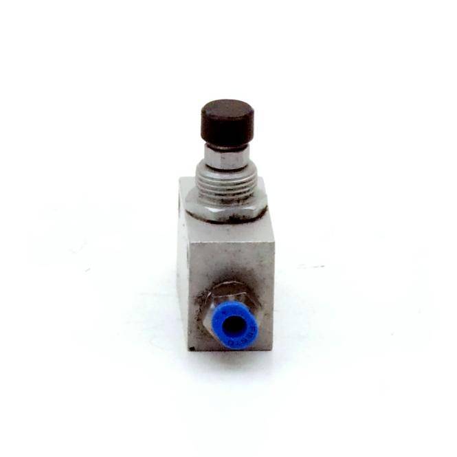 Kleines metallisches pneumatisches Ventilzubehör mit schwarzem Druckknopf oben und blauem Anschlussanschluss an der Vorderseite, isoliert auf weißem Hintergrund.