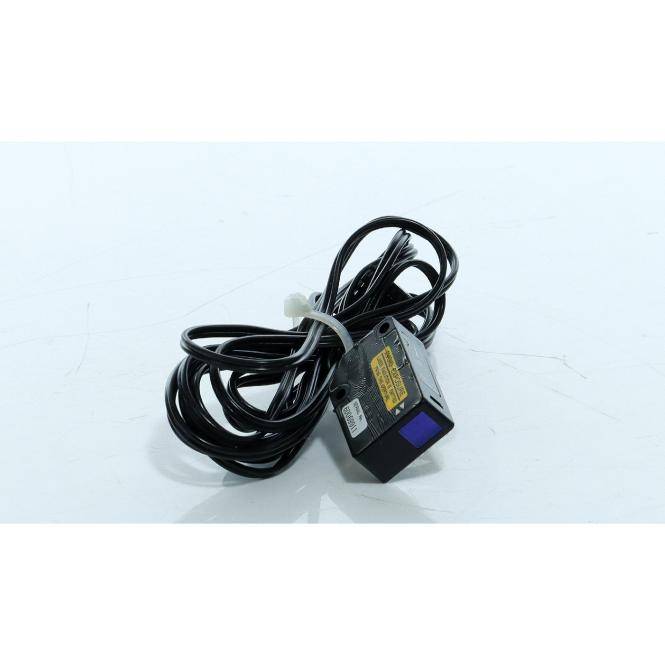 Aufgerolltes schwarzes Kabel mit einem kleinen rechteckigen elektronischen Sensor oder Stecker, der darauf liegt, auf weißem Hintergrund.