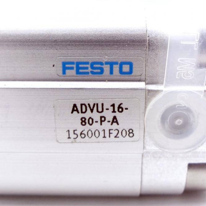 Nahaufnahme eines Festo-Pneumatik-Komponenten-Etiketts mit der Aufschrift „ADVU-16-80-P-A" und „156001F208"".
