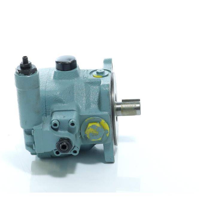 Industrielle Hydraulikpumpe oder -motor mit einer Metallwelle, in Seitenansicht auf weißem Hintergrund dargestellt.