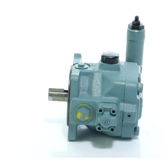 Blaugraue industrielle Hydraulikpumpen- oder Motoreinheit fotografiert auf weißem Hintergrund, mit vorstehender Metallwelle und vertikalem Zylinder.