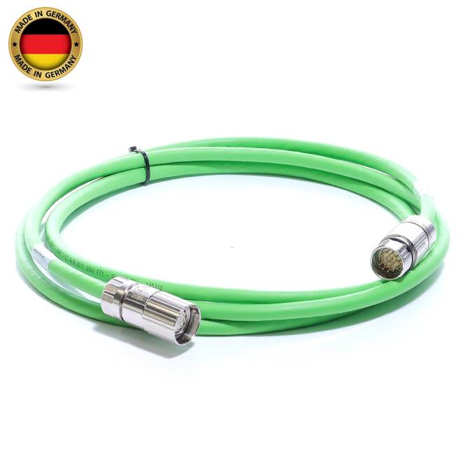 Grünes spiralförmiges Kabel mit Metallsteckern, dargestellt auf weißem Hintergrund, mit einem „Made in Germany