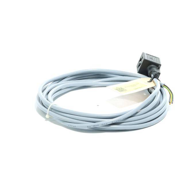 Aufgerolltes graues Elektrokabel mit schwarzem Stecker und freiliegenden Drahtenden auf weißem Hintergrund.