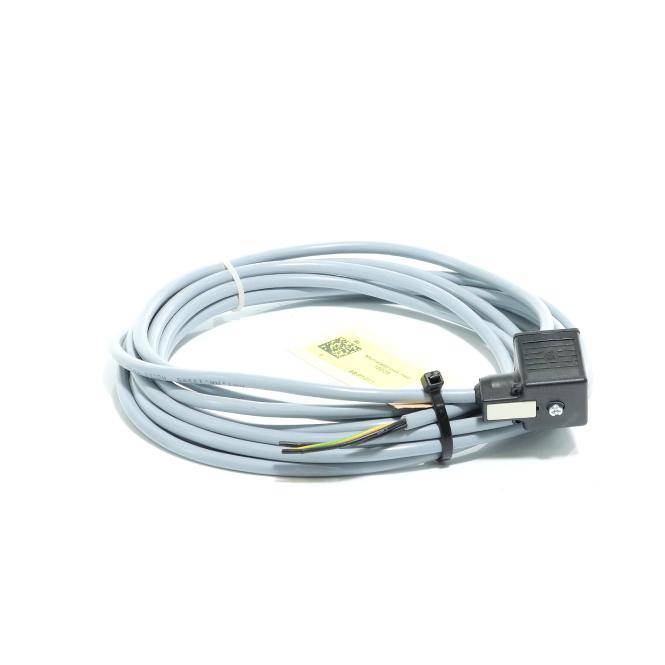 Aufgerolltes graues Kabel mit schwarzem Stecker und freiliegenden Drahtenden auf weißem Hintergrund.