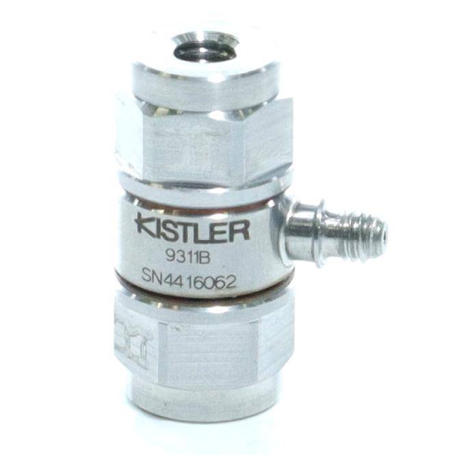 Nahaufnahme eines silbernen Kistler 931B-Sensors oder Wandlers mit Seitenstecker und Seriennummer SN4416062.