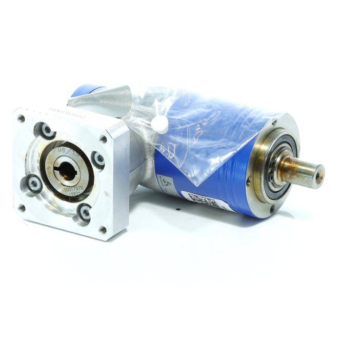 Blauer industrieller Elektromotor mit quadratischem Metallgetriebe und freiliegender Welle, in Schutzfolie verpackt auf weißem Hintergrund.