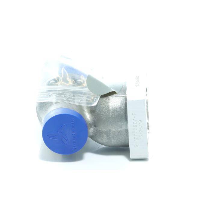 Kleines silberfarbenes medizinisches Gerät oder Ventil in einer klaren Plastiktüte, gezeigt in Seitenansicht mit blauem verschlossenen Ende und weißem Verbindungsstück.