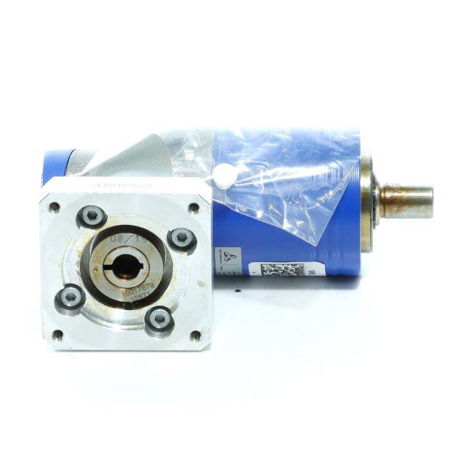 Blauer Elektromotor mit quadratischer Metallmontageplatte und vorstehender Welle auf weißem Hintergrund