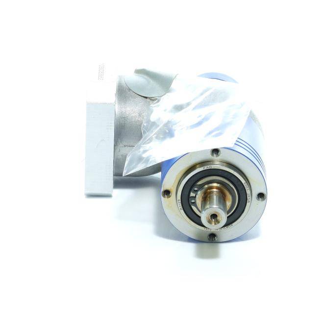 Nahaufnahme einer kleinen blau-silbernen Metallmotor- oder Drehwerkzeugkomponente, die ihr kreisförmiges vorderes Lager und die Welle auf weißem Hintergrund zeigt.