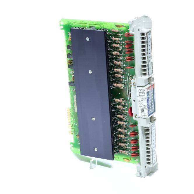 Elektronisches Schaltkreismodul mit Steckverbindern und einer großen schwarzen Abdeckung, fotografiert auf weißem Hintergrund.