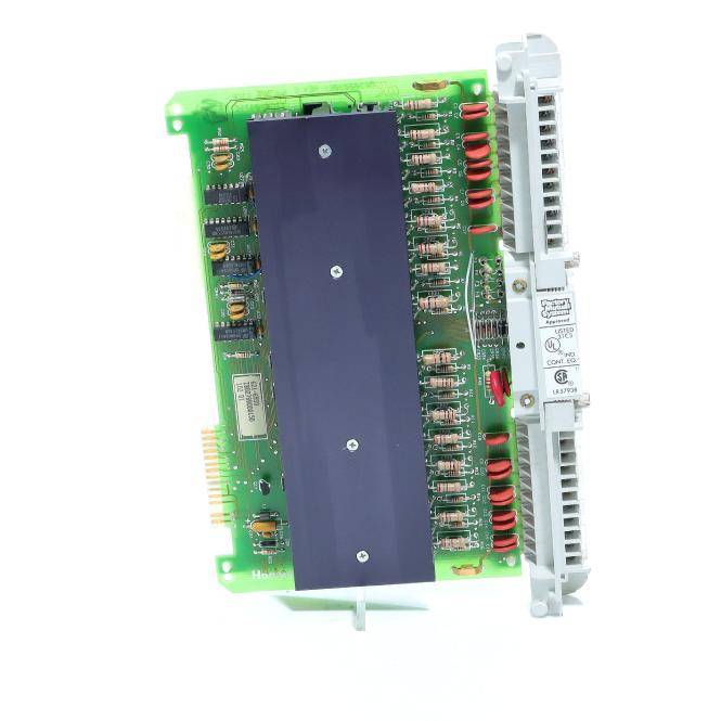 Grüne elektronische Leiterplatte mit einem langen dunklen Zentralmodul und grauem Steckergehäuse auf der rechten Seite, vor weißem Hintergrund gezeigt.