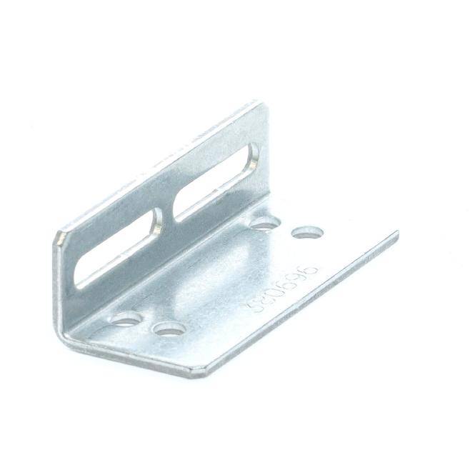 Kleines verzinktes Metallwinkeleisen mit Schlitzlöchern und Befestigungslöchern, dargestellt auf weißem Hintergrund.