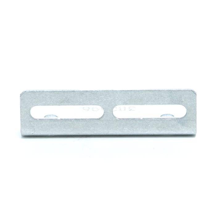 Eine silberfarbene Metall-Befestigungshalterung mit zwei länglichen ovalen Schlitzen, dargestellt auf weißem Hintergrund.