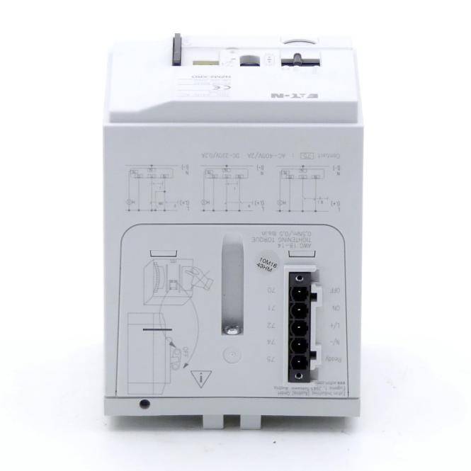 Weißer elektrischer Leistungsschalter oder Steuergerät von vorne gezeigt, mit Schaltplänen und einem schwarzen 5-Pol-Stecker auf der rechten Seite.
