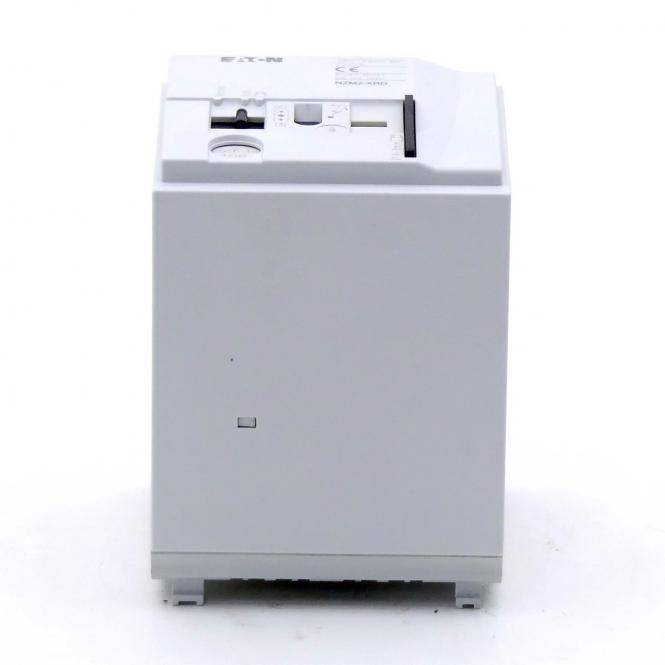 Weißer Büropapierreißer von vorne gegen einen einfachen weißen Hintergrund dargestellt.