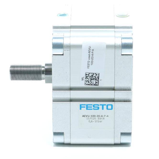Nahaufnahme eines Festo-Pneumatikventilstellantriebs für Industrieanwendungen mit einer Gewindemetallwelle und Produktetiketten auf weißem Hintergrund.