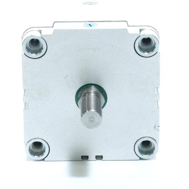 Nahaufnahme einer quadratischen Metallfront-Platte eines Motors oder Stellantriebs mit einer zentral vorstehenden Welle und vier Befestigungslöchern in den Ecken auf weißem Hintergrund.